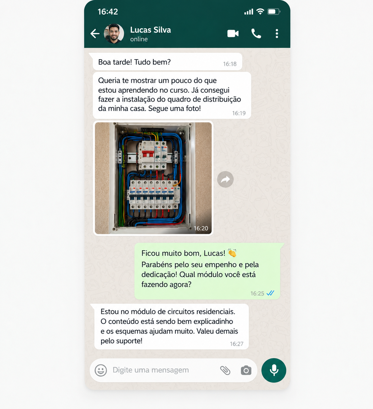Conversa no WhatsApp de aluno mostrando a instalação do quadro de distribuição feita em casa